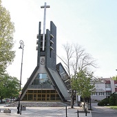 Kościół przy ul. Zagórnej 9 wzniesiono w miejscu najkrwawszych walk o Powiśle Czerniakowskie.