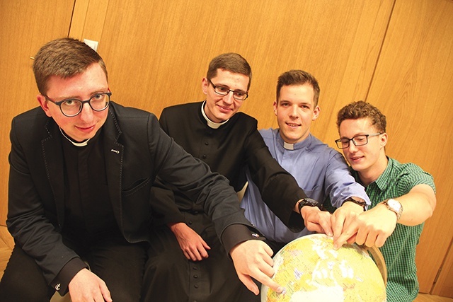 Klerycy (od lewej): Piotr Literski, Mikołaj Kupka, Marcin Głąbek i Daniel Mazur wakacje spędzą na stażach misyjnych.