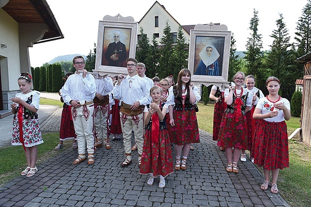 Feretrony nieśli młodzi w strojach regionalnych.