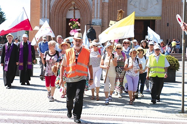 ▲	Uczestnicy wyruszyli  spod radomskiej katedry.