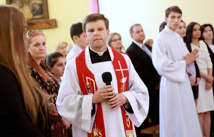 Kapłan śpiewająco pożegnał się z parafią Świętego Krzyża w Dębicy