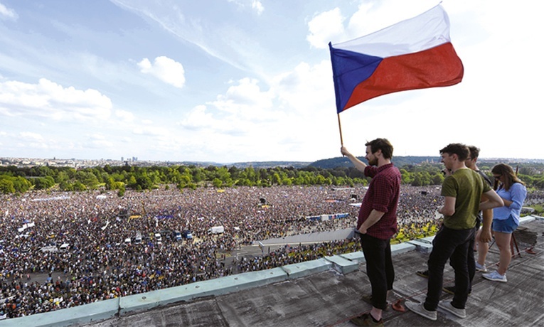 23 czerwca na błoniach w Pradze ponad ćwierć miliona ludzi domagało się dymisji premiera Czech.
