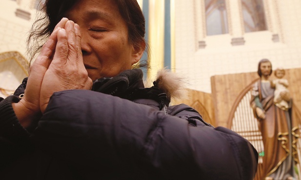 Katolikom w Chinach władze właśnie zakazały m.in. kontaktowania się z katolikami z zagranicy, aby oderwać ich od Kościoła powszechnego.