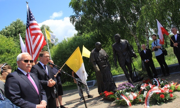 Uroczystości ku uczczeniu Dnia Niepodległości USA odbyła się pod pomnikiem Ronalda Reagana i św. Jana Pawła II. 