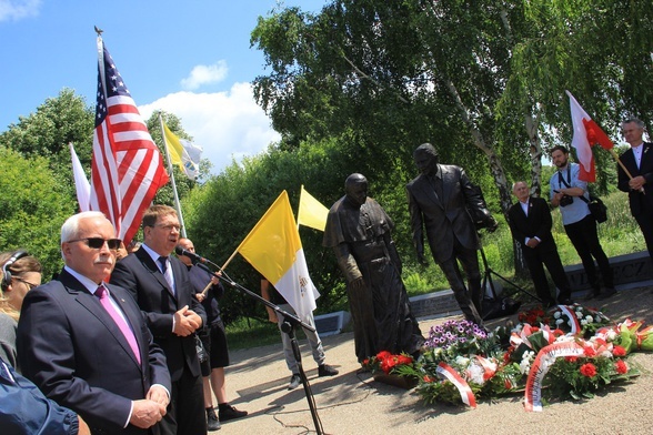 Uroczystości ku uczczeniu Dnia Niepodległości USA odbyła się pod pomnikiem Ronalda Reagana i św. Jana Pawła II. 