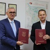 Burmistrz Sochaczewa Piotr Osiecki (po prawej) i Krzysztof Musiał z firmy Solaris.