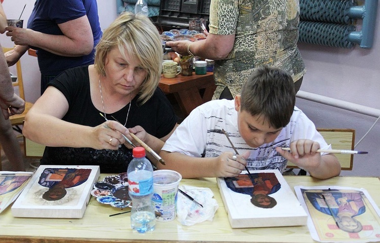 Beata Cebrat z 11-letnim synem Filipem razem tworzą ikonę Pantokratora.
