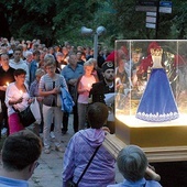 Bardzka Madonna to najstarsza drewniana rzeźba maryjna w Polsce. Na zdjęciu: w czasie wspólnego Różańca.
