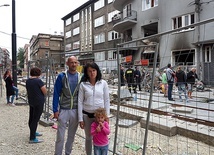 Pani Natalia i pan Robert ratowali sąsiadów z budynku, w którym doszło do eksplozji. Następnego dnia byli tu ponownie.
