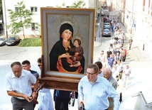 ▼	Na czele niesiony był obraz Matki Bożej Opolskiej.
