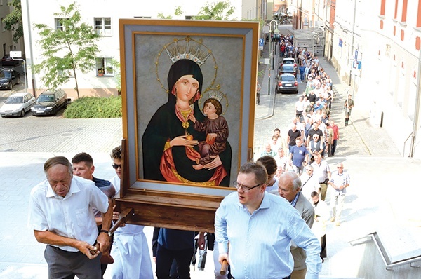 ▼	Na czele niesiony był obraz Matki Bożej Opolskiej.