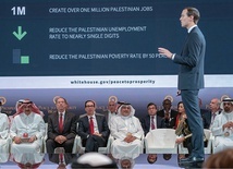 Jared Kushner, szara eminencja Białego Domu, podczas konferencji w Bahrajnie.