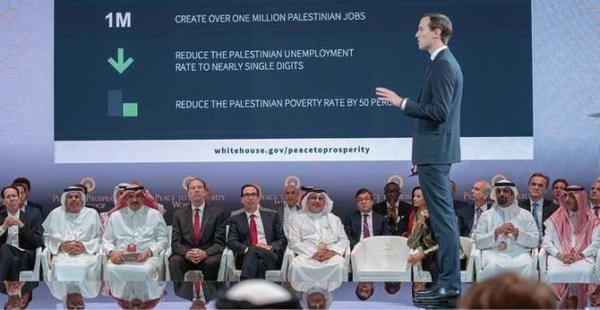 Jared Kushner, szara eminencja Białego Domu, podczas konferencji w Bahrajnie.