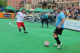 Bezdomni zagrali w piłkę nożną w centrum Wrocławia