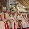 Biskupi podczas głównej celebry na jasnogórskich wałach.