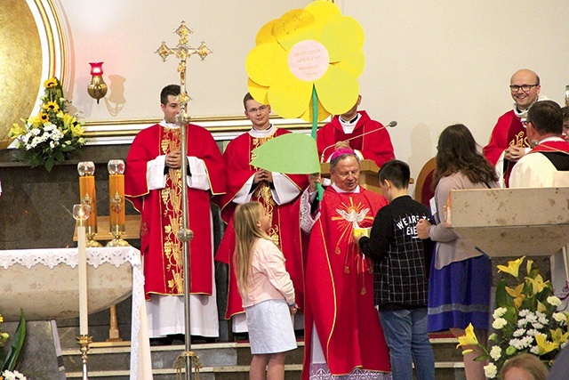 Biskup Henryk Tomasik dostał kwiat dobrych uczynków  od Oazy Dzieci Bożych.