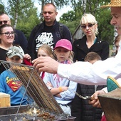 ▲	Starsi i młodsi z dużym zainteresowaniem oglądali pszczelarskie pokazy na żywo.