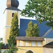 ▲	Kościół jest jednonawowy, z wieżą od strony zachodniej.