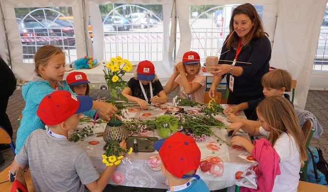 Dzieci uczą się układać kwiaty.