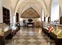 W historycznej sali pokoju oliwskiego aktualnie mieści się skarbiec.
