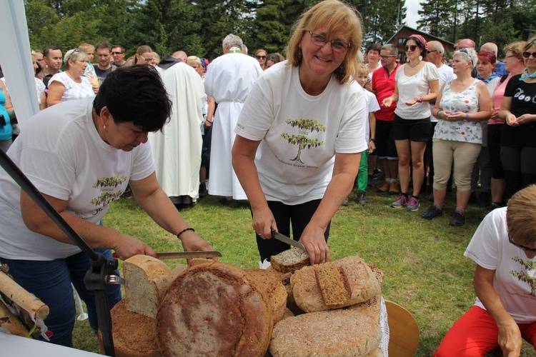 Wspólnota Krzew Winny z Jawiszowic przygotowala własnoręczne przygotowane bochenki chleba.