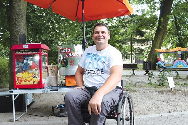 ▲	Pszczynianin od 5 lat sprzedaje przekąski w parku. Nowy pojazd znacznie ułatwi mu jego pracę.