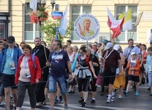 W pielgrzymce do Ostrówka bierze udział kilkaset osób.