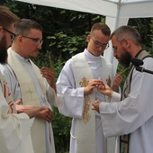 Duszpasterze, którzy błogosławili uczestników EwB na Soszowie: od lewej - o. Norbert Oczkowski OP, ks. Dawid Dyrcz, ks. Szymon Badura i o. Aleksander Paprzycki OFConv.