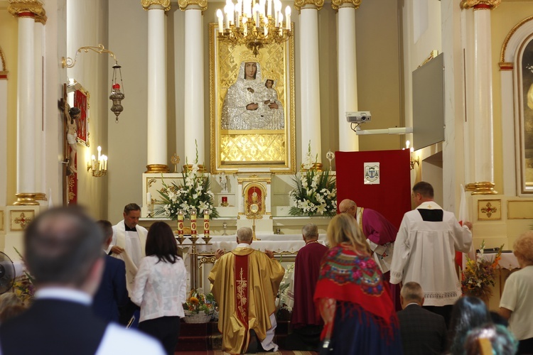 Poświęcenie nowego feretronu Matki Bożej i jubileusz kapłaństwa