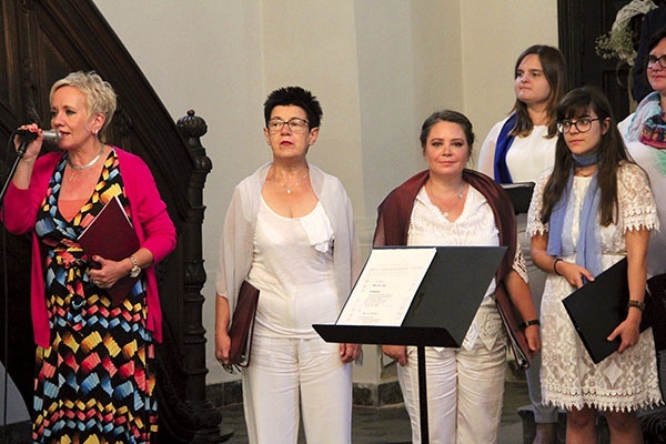 Zespołem z Radomia dyrygowała Maria Czarnecka-Cieślak  (z lewej).