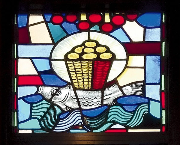 ▲	Ryba z koszem chlebów – symbol Eucharystii. Witraż w kościele św. Małgorzaty w Bytomiu.