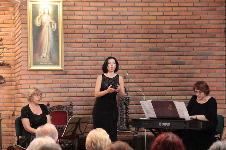 Wykonawcami były (od lewej): Anna Sawicka - wiolonczela, Donata Zuliani - mezzosopran oraz Anna Mikolon - fortepian.
