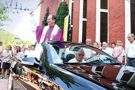 Szerokiej drogi życzył kierowcom biskup, błogosławiąc ustawione w pobliżu kościoła pojazdy.