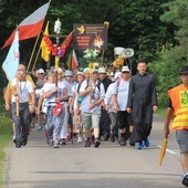 Kaszubską pielgrzymkę można na trasie poznać po żółto-czarnych barwach i ...szybkim tempie marszu.