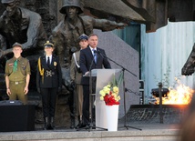"Wartości, o które walczyliście, nigdy nie zatracimy". Uroczystości przed Pomnikiem Powstania Warszawskiego