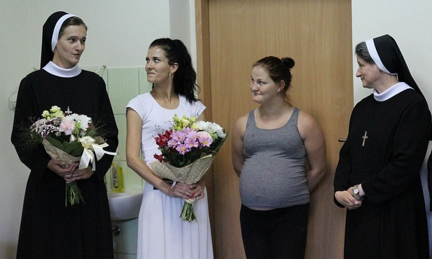 S. Blanka Stawniczy (z lewej) kieruje Domem Matki i Dziecka Caritas w Lipniku.