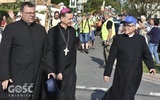 Biskup Adam wraz z ks. Edwardem Dzikiem, proboszczem pieszyckiej parafii, odprowadzili pielgrzymów.