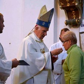 Teresa Nowak odbiera od biskupa diecezjalny pierścień.