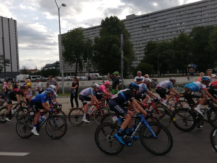 II etap Tour de Pologne: kolarze dojechali do mety pod Spodkiem w Katowicach. Zwycięstwo Luki Mezgeca