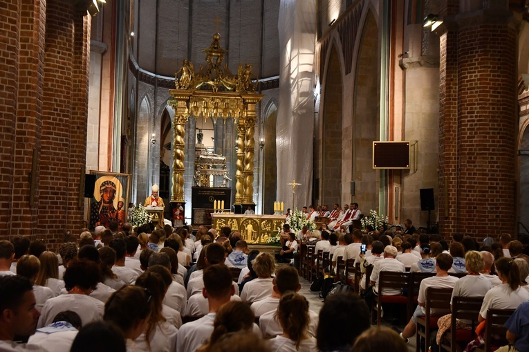Bp Krzysztof Zadarko przywitał w Gnieźnie pielgrzymów zmierzających na Jasną Górę