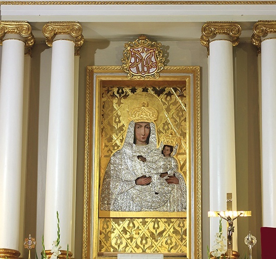 ▲	Odrestaurowany obraz Matki Bożej jeszcze bardziej zachwyca wiernych.