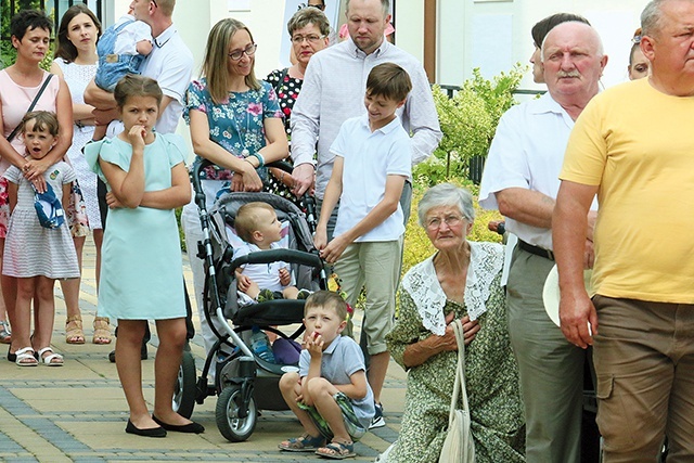 ▲	Babcia Jezusa szczególną opieką otacza rodziny.