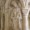 Kamienna ilustracja jednej z cnót, pokory z kościoła w Strzelnie