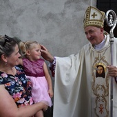 Biskup Jeż błogosławił dzieci.