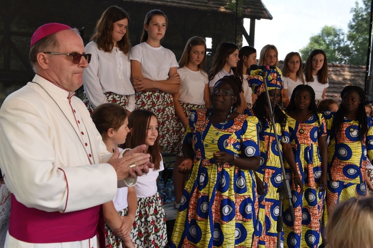 Goście z Afryki zaśpiewali razem z dziećmi z Bobowej.