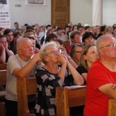 Drugi dzień wędrówki kończy wieczór uwielbienia w kościele parafialnym w Wysokienicach.