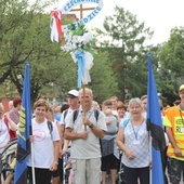 Pielgrzymi rozpoczęli swoją wędrówkę do Matki z kościoła NMP Królowej Polski na czechowickim Lesisku...