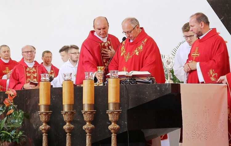 Ks. dziekan Fryderyk Tarabuła przewodniczył Mszy św. na rozpoczęcie pielgrzymki oświęcimskiej.