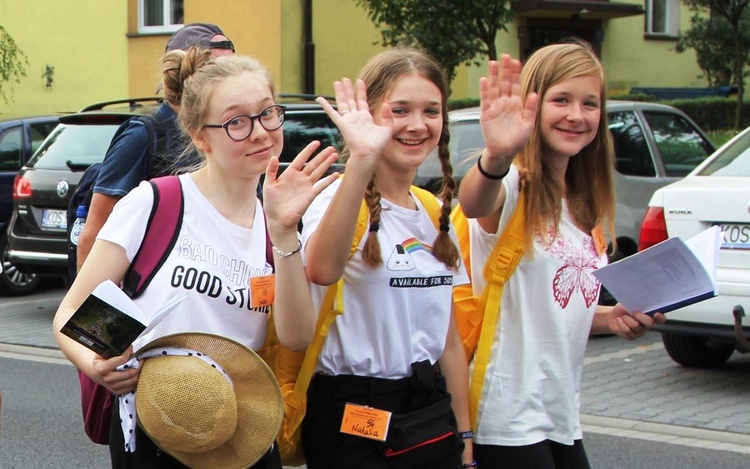 Nastolatki spod Tarnowa - Natalia, Monika i Gabi idą zachecone przez ciocię Ulę Palkę z Gorozwa koło Chrzanowa.