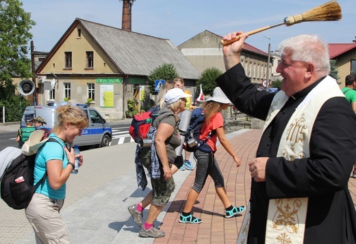 (Dłuższy) postój pielgrzymów hałcnowskich w Wilamowicach - 2019